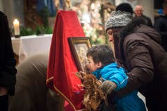 Bevor die Gläubigen in der Kirche ihren Platz einnehmen, küssen sie die Bilder der Ikonen und erbitten Gesundheit, Zufriedenheit und Glück. (Bild: Ralph Ribi)