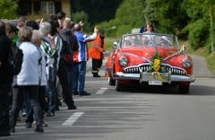 In einem Oldtimer wird Sonja Wiesmann zur Feier gefahren. (Bild: Reto Martin)