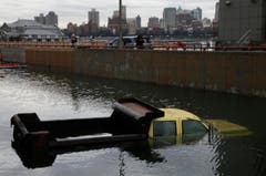 Ein Lastwagen im Wasser. (Bild: Keystone)