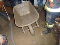 Das braucht eine Weile, bis der Schlamm wieder ganz entfernt ist. (Bild: Feuerwehr Ebnat-Kappel)
