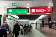 Vor der Zollabfertigung müssen sich die Passagiere für einen Weg entscheiden. (Bild: Ralph Ribi)