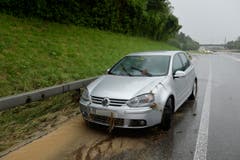 Überschwemmung auf der Autobahn A1 in Wil (Bild: Ralph Ribi)