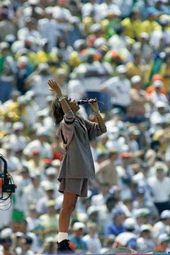 1994 tritt Whitney Houston bei der Schlusszeremonie der Fussball-WM in Pasadena, Kalifornien, auf. (Bild: Keystone)