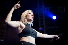 Ellie Goulding aus England auf der Sitterbühne. (Bild: Benjamin Manser)