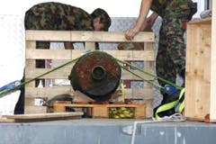 Die Bombe wird festgezurrt. (Bild: Rudolf Hirtl)