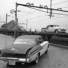 Per Zug in den Süden: Autoverlad in Göschenen im Jahr 1955. (Bild: Keystone)