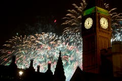Auch in London wird das neue Jahr mit viel Feuerwerk eingeläutet. (Bild: Keystone)