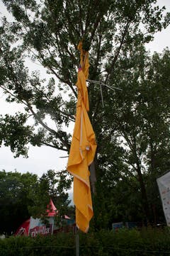 Auch dieser Fahne machte der Sturm den Garaus. (Bild: Keystone)