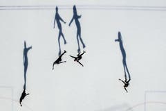 Schattenspiele: Eiskunstläuferinnen des EC St.Gallen beim Training auf dem Aussenfeld des St.Galler Lerchenfelds (30.1.16). (Bild: Benjamin Manser/Urs Bucher)