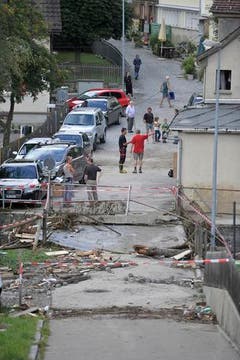 Anwohner in Herisau begutachten die Schäden. (Bild: Michel Canonica)