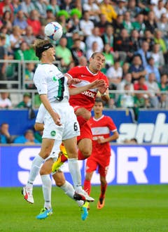 Phillippe Montandon und Yura Movsiyan von Spartak Moskau. (Bild: Urs Bucher)