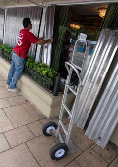 Das Restaurant Versailles in Miami wird sturmsicher gemacht. (Bild: Keystone)