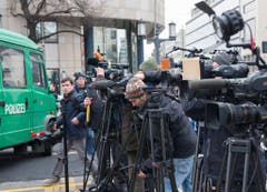 Zahlreiche Journalisten stehen in der Nähe des Unfallortes. (Bild: Keystone)