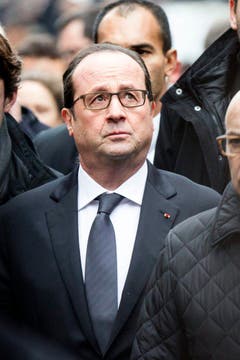 Ein bestürzter Präsident François Hollande bei seiner Ankunft am Tatort. (Bild: Keystone)