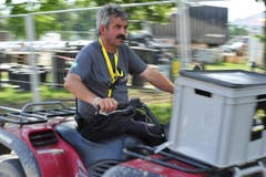 Die Helfer haben alle Hände voll zu tun. (Bild: Mario Testa)