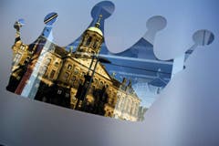 Fensterdekoration: Das Schloss in einer Krone. (Bild: Keystone)