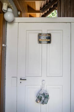 ... und ein Schild mit der Aufschrift: "Gott sieht alles, unser Nachbar sieht mehr!" (Bild: Urs Bucher)