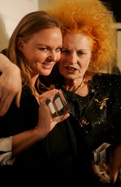 Die britischen Designerinnen Stella McCartney und Vivienne Westwood feiern den Mode-Award, 2007. (Bild: Keystone)