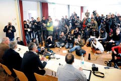 Grosses Medieninteresse im Pfarrsaal in Menznau. (Bild: Boris Bürgisser / Neue LZ)