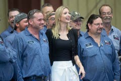 Nach einem Gespräch mit Businessfrauen posiert Ivanka Trump mit Arbeitern für die Fotografen. (Bild: Keystone)