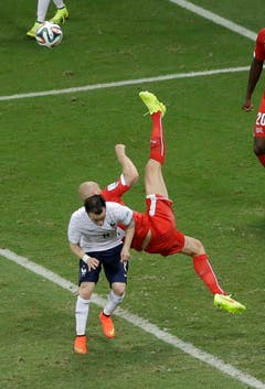Philippe Senderos im Zweikampf mit Mathieu Valbuena. (Bild: Keystone)