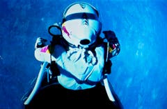 Der Countdown läuft: Felix Baugartner macht sich bereit für sein wagemutiges Vorhaben. (Bild: Keystone)