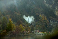 Rettungskräfte unterhalb der Absturzstelle. (Bild: Keystone)
