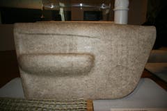Innenverkleidung einer Autotür, Verbundwerkstoff auf Flachsbasis. Die Verwendung von Flachs senkt das Gewicht und die Kosten und ist als Naturstoff umweltfreundlicher, als vergleichbare Materialien. (Quelle: Textilmuseum) (Bild: Johannes Wey)