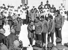 Siegerehrung im Viererbob: Jean Wicki, Hans Leutenegger, Werner Camichel und Edy Hubacher bekommen ihre Medaillen. (Bild: Keystone/Str)