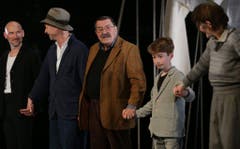 Günter Grass im März 2015 auf der Bühne in Hamburg. Hier bei der Premiere der Theater-Adaption seines Buchs "Die Blechtrommel". (Bild: Keystone)
