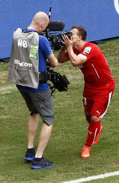 Xherdan Shaqiri küsst nach seinem Tor die Kamera. (Bild: Keystone)