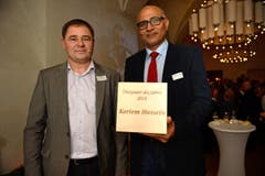 TZ-Redaktionsleiter David Angst (l.) mit Ehab Hussein, der den Preis für seinen in Südafrika trainierenden Sohn Kariem entgegen nahm. (Bild: Nana do Carmo)