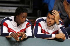 Ein Bild sagt mehr als tausend Worte: Gael Monfils und Jo-Wilfried Tsonga schauen die Partie. (Bild: Keystone)