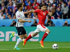 Yohan Cabaye setzt Admir Mehmedi nach. (Bild: Mohamed Messara / Keystone)