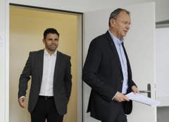 Auftritt Uli Forte: Der neue GC-Trainer und CEO André Dosé kommen zur Pressekonferenz. (Bild: Keystone)