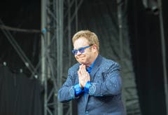 Elton John bedankt sich beim St.Galler Publikum. (Bild: Urs Bucher)