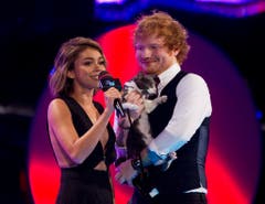 Im Spotlight an den Music Video Awards 2015 in Toronto. Ed Sheeran brachte kurzerhand eine Katze mit auf die Bühne. (Bild: Keystone)
