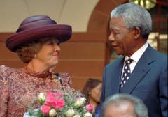 In Pretoria heisst Nelson Mandela die niederländische Königin Beatrix willkommen (1996). (Bild: Keystone)