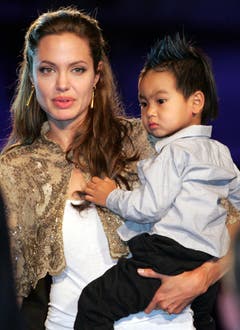Jolie hat drei leibliche und drei adoptierte Kinder. Sohn Maddox adoptierte sie 2002 aus einem Waisenhaus in Phnom Penh, Kambodscha. (Bild: Keystone)