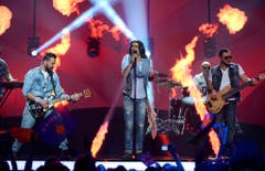 Feuer und Jeans: Dorians aus Armenien im Indigo-Einheitslook. (Bild: Keystone)