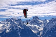 Gleitschirm vor der Zimba in Vorarlberg. (Bild: Toni Sieber)
