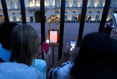 Die Geburtsurkunde ist ein beliebtes Fotosujet. (Bild: Keystone)