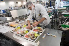 Bei Gate Gourmet werden die Mahlzeiten und Getränke angerichtet. (Bild: Ralph Ribi)