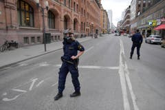 At least three killed after truck crashes into department store in central Stockholm (Bild: Keystone)