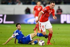 Schneller als der Gegner: Der Schweizer Josip Drmic in Aktion gegen San Marino's Marco Berardi. (Bild: Keystone)