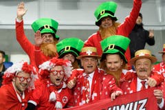 Schweizer Fans bejubeln die Spieler vor dem Match in Belfast. (Bild: Laurent Gilliéron / Keystone)