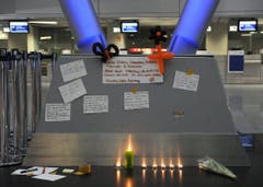 Kerzen und Beileidsbekundungen für die Opfer und ihre Hinterbliebenen im Flughafen Düsseldorf. (Bild: Keystone)