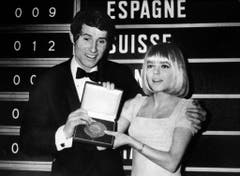 Udo Jürgens trat am 5. März 1966 in Luxemburg für Österreich mit dem Lied "Merci, Chérie" am Grand Prix Eurovision de la Chanson auf und gewinnt. Eine Aufnahme zusammen mit der Siegerin des Vorjahres, France Gall. (Bild: Keystone)