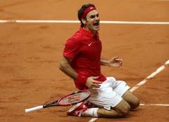 Roger Federer freut sich über den Titel. (Bild: Keystone)