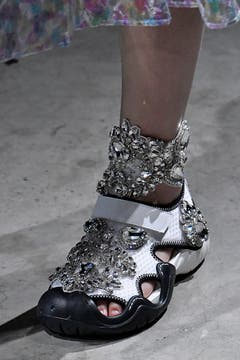 Auch Christopher Kane arbeitet mit Crocs zusammen. Resultat: eine Mischung aus Trekking-Sandalen und Königinnenschmuck. (Bild: Victor Virgile/Getty)